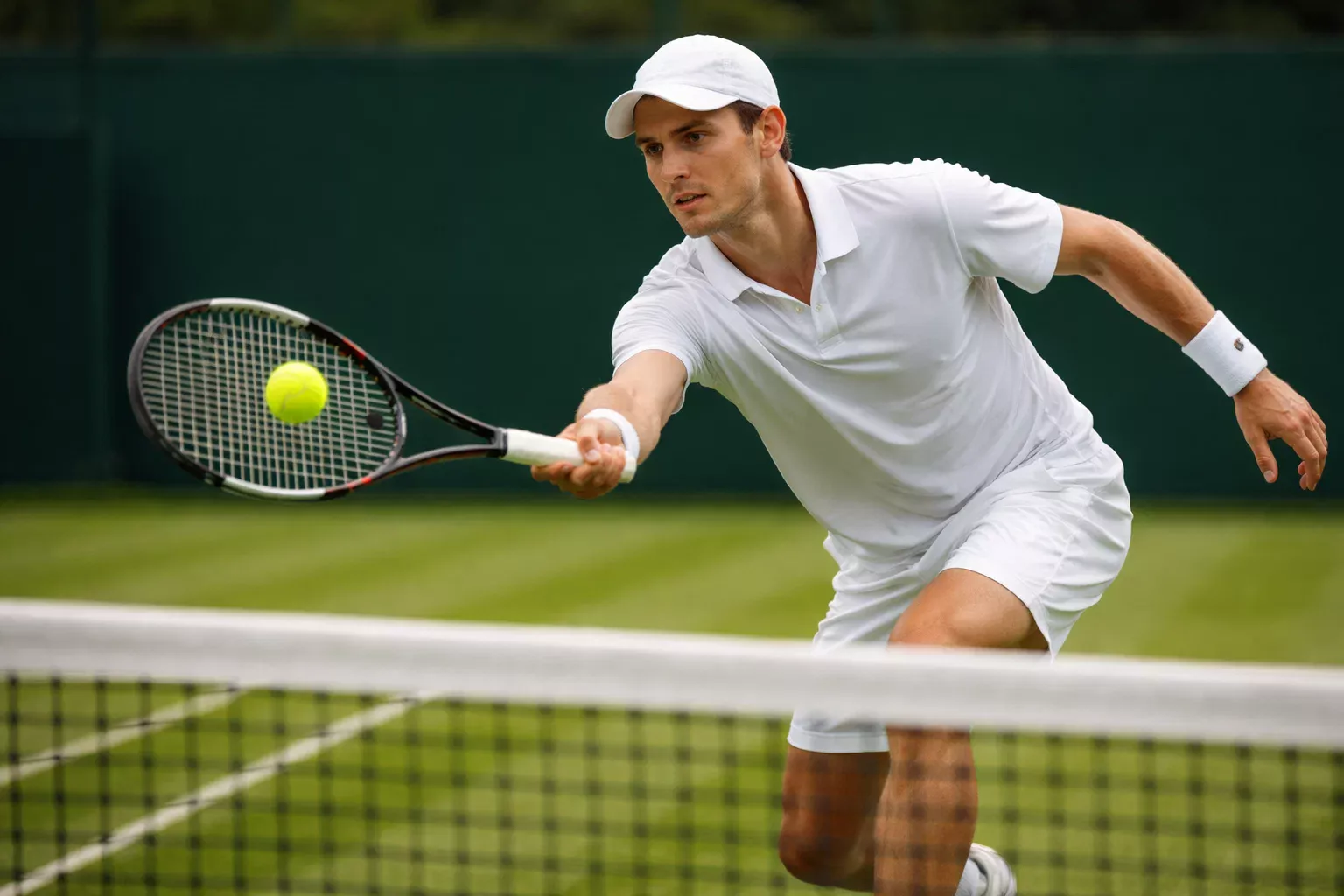 Jugador de tenis realizando volea cerca de la red en césped