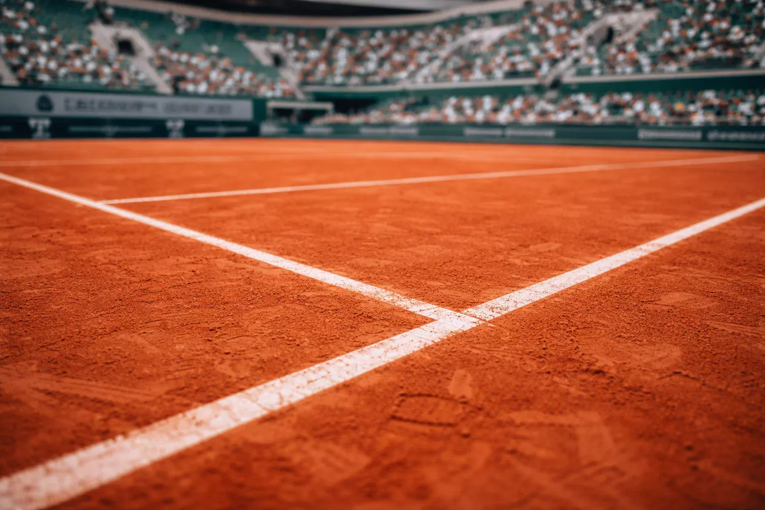 Pista de tierra batida roja de Roland Garros con líneas blancas