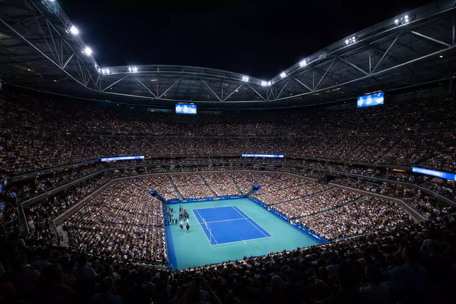 Estadio Arthur Ashe iluminado durante sesión nocturna de verano
